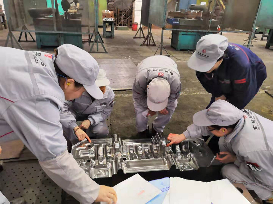 檢查模具質量.jpg 檢查模具質量.jpg