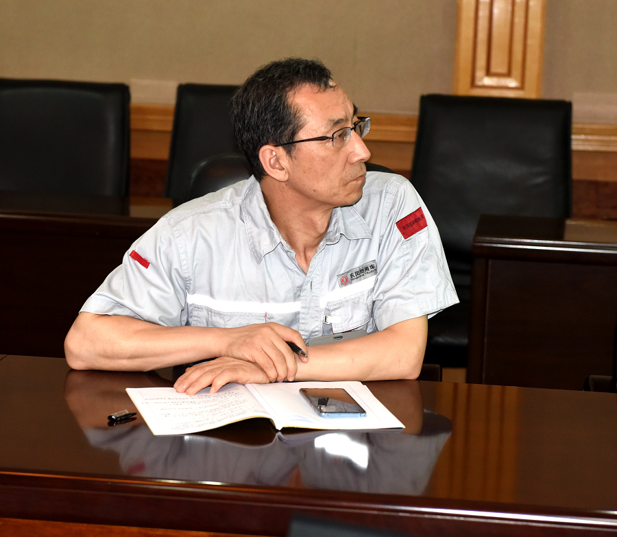 C:\Users\liangxq\Desktop\“三個(gè)報(bào)告”剛露面,鍛造廠員工為何討論的既熱烈又激烈?\鍛造廠廠長(zhǎng)張兆德認(rèn)真聽取和記錄代表發(fā)言2.jpg C:\Users\liangxq\Desktop\“三個(gè)報(bào)告”剛露面,鍛造廠員工為何討論的既熱烈又激烈?\鍛造廠廠長(zhǎng)張兆德認(rèn)真聽取和記錄代表發(fā)言2.jpg