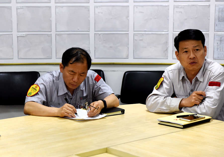 C:\Users\liangxq\Desktop\“三個(gè)報(bào)告”剛露面,鍛造廠員工為何討論的既熱烈又激烈?\鍛造廠副廠長(zhǎng)肖和交認(rèn)真聽取和記錄代表的建議與要求.jpg C:\Users\liangxq\Desktop\“三個(gè)報(bào)告”剛露面,鍛造廠員工為何討論的既熱烈又激烈?\鍛造廠副廠長(zhǎng)肖和交認(rèn)真聽取和記錄代表的建議與要求.jpg