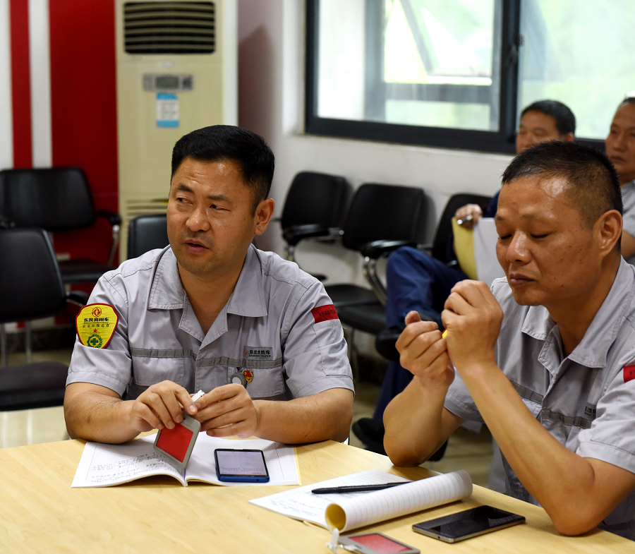 C:\Users\liangxq\Desktop\“三個(gè)報(bào)告”剛露面,鍛造廠員工為何討論的既熱烈又激烈?\鍛造廠討論公司黨代會(huì)報(bào)告10.jpg C:\Users\liangxq\Desktop\“三個(gè)報(bào)告”剛露面,鍛造廠員工為何討論的既熱烈又激烈?\鍛造廠討論公司黨代會(huì)報(bào)告10.jpg