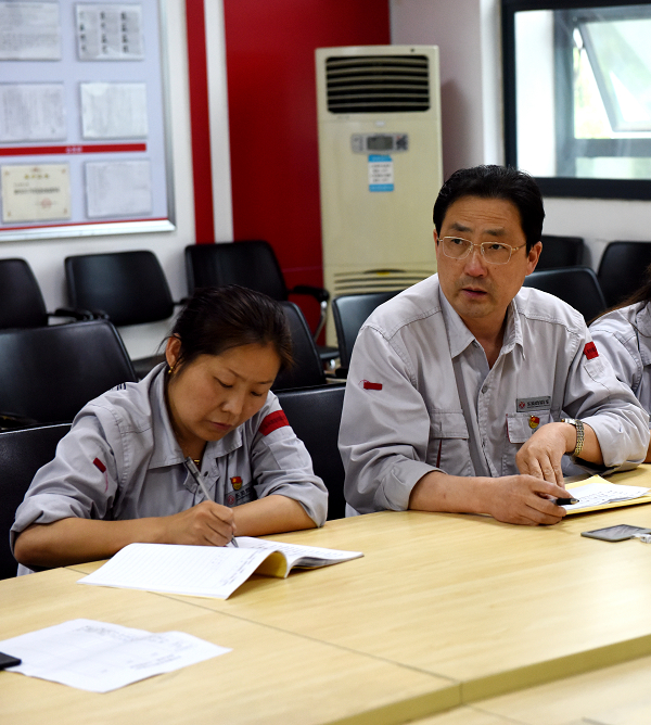 C:\Users\liangxq\Desktop\“三個(gè)報(bào)告”剛露面,鍛造廠員工為何討論的既熱烈又激烈?\鍛造廠員工代表黃正宏發(fā)言.jpg C:\Users\liangxq\Desktop\“三個(gè)報(bào)告”剛露面,鍛造廠員工為何討論的既熱烈又激烈?\鍛造廠員工代表黃正宏發(fā)言.jpg