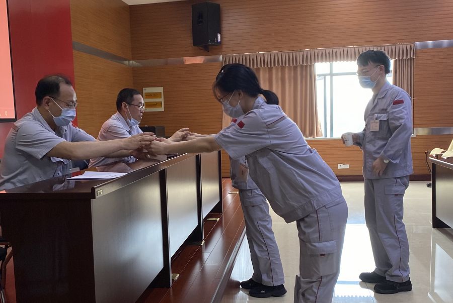 徒弟向師傅敬茶 (1).jpg 徒弟向師傅敬茶 (1).jpg