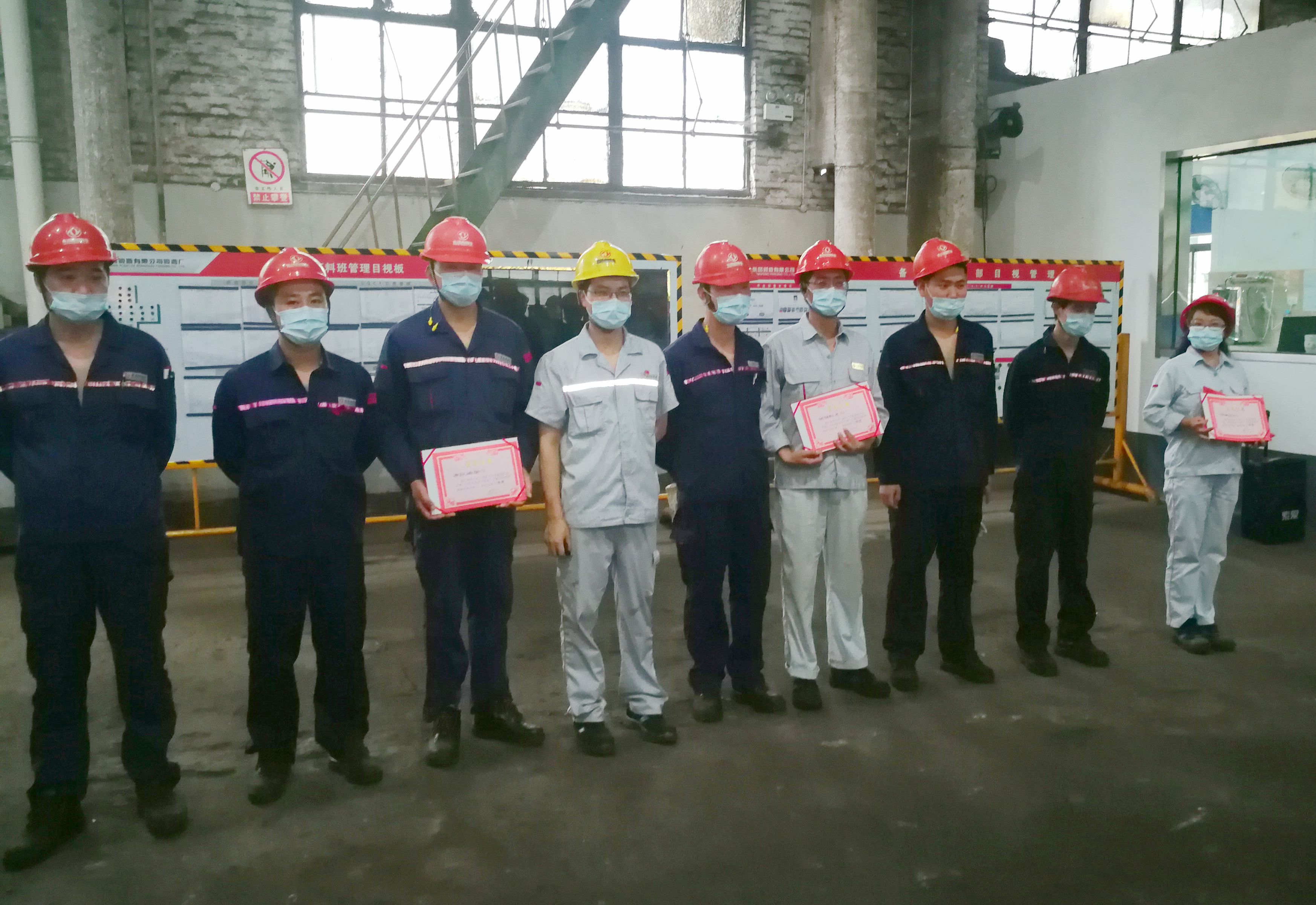 給優(yōu)勝者頒獎(jiǎng).jpg 給優(yōu)勝者頒獎(jiǎng).jpg