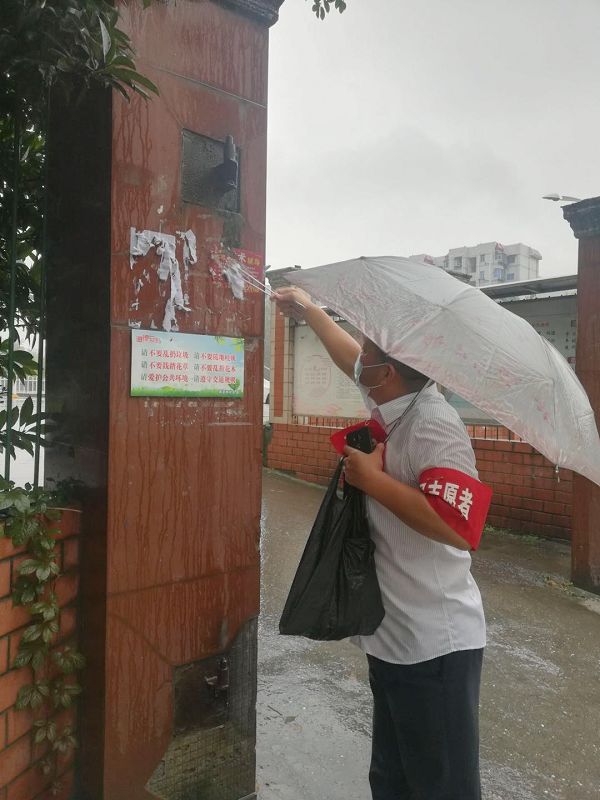 劉忠偉清理小廣告.jpg 劉忠偉清理小廣告.jpg