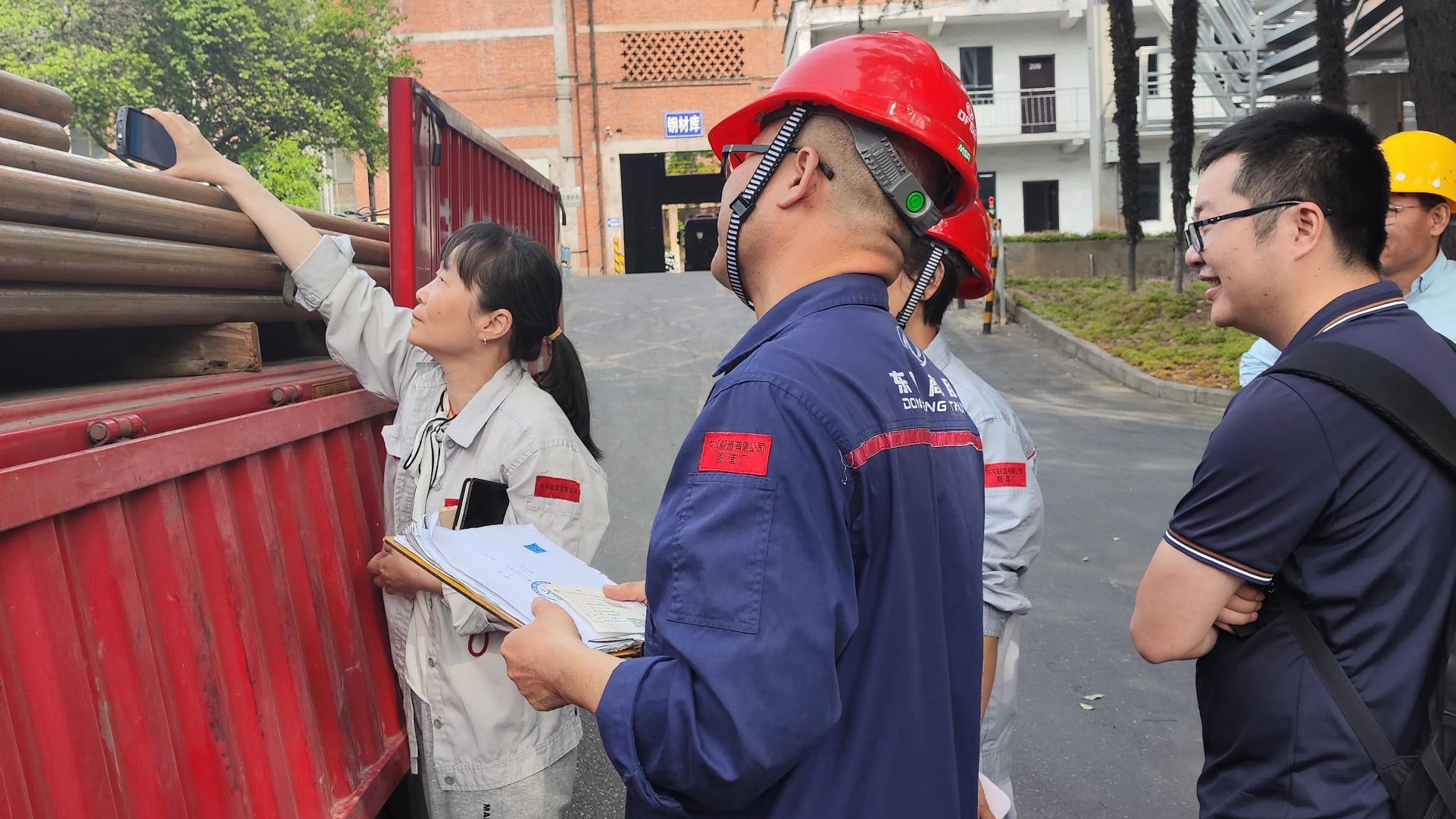 團(tuán)隊(duì)檢驗(yàn)鋼廠來料二唯碼實(shí)施情況.jpg